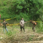 Polisi saat olah TKP penemuan jasad bayi di Blitar.