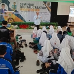 Deby Kurniawan, saat menyampaikan materi dalam seminar di Unisla.
