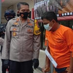 Kapolres Bangkalan AKBP Didik Haryanto bersama kedua tersangka curas. (foto: ist)