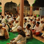 Salah satu kampung di Kecamatan Kanor Bojonegoro saat menggelar gema takbir di masjid tahun lalu. Tahun ini, harus dengan prosedur Covid-19. (foto: HADI/ BANGSAONLINE)