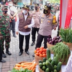 Pj. Bupati Sidoarjo Hudiyono bersama Kapolresta, Dandim 0816, Kadinkes Sidoarjo serta jajaran Forkopimka Sidoarjo saat meninjau kawasan PPKM Mikro di Desa Bluru.