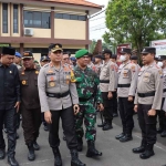 Kapolres Bojonegoro, AKBP Muhammad, saat meninjau apel bersama Dandim 0813.