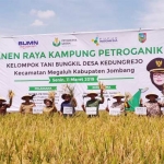 Dirsar PG Meinu Sadariyo bersama Bupati Jombang dan pimpinan daerah lainnya saat panen raya Kampung Petroganik.