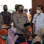 Kapolres Kediri, AKBP Agung Setyo Nugroho, saat meninjau pelaksanaan vaksinasi di Balai Desa Ngadiluwih, Kecamatan Ngadiluwih, Kabupaten Kediri. Foto: Ist