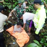 Para petugas saat mengevakuasi ODGJ dari tengah hutan.