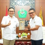 Helmy Yahya bersama Bupati Pamekasan Baddrut Tamam di Mandhapa Agung Ronggosukowati. 