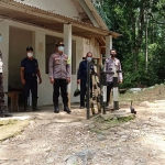 Polisi mengecek lokasi yang akan dijadikan TPS. (foto: ist)