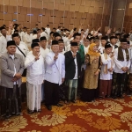 Prof Dr KH Asep Saifuddin Chalim, MA, dan Khofifah Indar Parawansa foto bersama dengan para pengurus JKSN usai Rapat Konsolidasi Jaringan Kiai Santri Nasional (JKSN) Wilayah Mataraman dalam rangka Pemenangan Khofifah Emil di Hotel Aston Madiun, Ahad (6/10/2024). Foto: MMA/bangsaonline