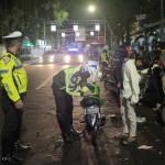 Petugas Satlantas Polres Gresik saat merazia motor dengan knalpot brong. foto: SYUHUD/ BANGSAONLINE