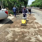 Tim URC Bima DPUTR ketika tambal sulam Jalan Mayjen Sungkono Kebomas yang rusak. foto: syuhud/bangsaonline