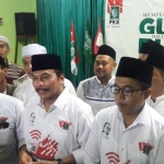 Ketua PKB Gresik, Moh. Qosim, didampingi Sekretaris Imron Rosyadi memberikan keterangan pers usai peringatan haul Gus Dur ke-9. foto: SYUHUD/ BANGSAONLINE