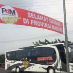 Spanduk ucapan "Selamat Datang di Provinsi Madura" bertebaran di sepanjang jalan tol Suramadu Bangkalan Madura. Foto: kompas