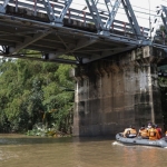 Tim Susur Sungai Gabungan saat melewati salah satu jembatan di Sungai Brantas. foto: ist.