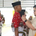 Bupati Kediri, Hanindhito Himawan Pramana saat menyematkan PIN kepada salah satu Duta Pancasila. Foto: Ist