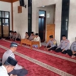 Anggota Polres Ngawi saat mengikuti Binrohtal atau pembinaan rohani dan mental.