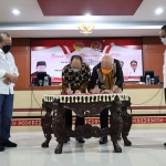 Dari kiri ke kanan: Ketua DPD RI AA LaNyalla Mahmud Mattalitti, Ketua Kadin Jatim Adik Dwi Putranto, Ketua Kadin NTT Abraham Paul Liyanto, Wakil Gubernur Nusa Tenggara Timur (NTT) Josef Nae Soi saat penandatanganan MoU antara Kadin NTT dan Kadin Jawa Timur di Aula Kantor Gubernur Provinsi NTT. (foto: ist)