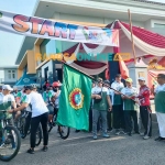 Camat Kebomas, M. Yusuf Ansyori, dan Ketua DPD LDII Gresik, KH. Abdul Muis Zuhri, saat melepas peserta fun bike. Foto: SYUHUD/BANGSAONLINE