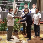 Ketua terpilih HKTI Gresik Musa saat menerima bendera pataka. Foto: SYUHUD/ BANGSAONLINE.com