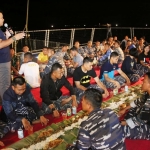 MAKAN DI ATAS DAUN PISANG: Kebersaman dan kesederhanan ditunjukan oleh Satgas Jala Gardapati. Mereka sangat menikmati makan malam bersama, penuh keakraban dan rasa persaudaraan di antara ABK dan juga Komandan.