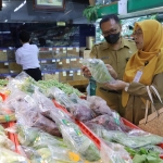 Petugas saat mengecek komoditas pangan segar asal tumbuhan (PSAT) di salah satu swalayan di Kota Kediri. Foto: Ist.