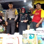 Kapolresta Sidoarjo Kombespol Himawan Bayu Aji bersama Kepala Disperindag Pemkab Sidoarjo Fenny Apridawati, saat sidak di Pasar Larangan Sidoarjo, Jumat (22/12).