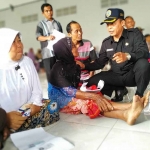 Kepala Dinsos Tulungagung (topi hitam) saat melakukan monitoring dan mengecek data Supayah (80), warga asli Desa Ngrance yang menerima bantuan sosial DBHCHT.