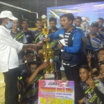 Saim saat menyerahkan hadiah kepada sang juara.