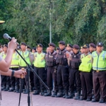 Kapolresta Sidoarjo Kombes Pol. Zain Dwi Nugroho, saat memimpin apel pengamanan pengesahan warga baru PSHT Kabupaten Sidoarjo.