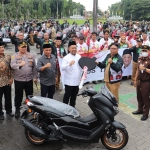 Bupati Fandi Akhmad Yani bersama pejabat forkopimda saat menyerahkan sepeda motor Yamaha Nmax. Foto: SYUHUD/ BANGSAONLINE