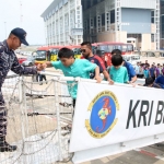 Pelajar dan warga Brunei Darussalam saat mengunjungi KRI Bima Suci.