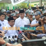 Anies Baswedan dan Muhaimin Iskandar saat menjawab pertanyaan awak media di Jombang. Foto: AAN AMRULLOH/BANGSAONLINE