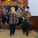 Gubernur Jatim Khofifah Indar Parawansa bersama Dirjen Penyelenggaraan Haji dan Umroh (PHU) Kemenag RI, Hilman Latief usai rapat persiapan keberangkatan haji, Rabu (12/5/2022) malam.