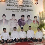 Pakde karwo foto bersama Forkopimda Jatim dalam acara bukber di Polda Jatim.