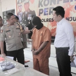 Kapolres Nganjuk AKBP Dewa Nyoman Nanta Wiranta, saat melaksanakan rilis di Mapolres Nganjuk. foto: BAMBANG/ BANGSAONLINE
