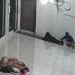 Rekaman CCTV pencurian yang menimpa korban banjir di Kecamatan Blega, Bangkalan.