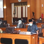 Bupati Gus Yani via virtual saat memberikan jawaban terhadap PU fraksi atas rankhir RPJMD 2021-2026. foto: SYUHUD/BANGSAONLINE