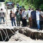 Wabup Mojokerto Gus Barra bersama tim saat melihat langsung jembatan yang ambruk di Kecamatan Dawarblandong.