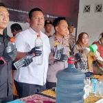 Konferensi pers terkait gudang yang dibuat untuk produksi minuman beralkohol di Desa Kedungrejo, Kecamatan Pakis, Kabupaten Malang.