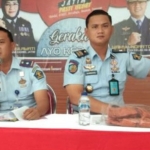 Kepala Rutan Bangil Indarto saat memperlihatkan baju Saipul Hadi yang tertinggal di kamar rutan.