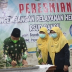 Penandatanganan prasasti unit layanan hemodialisis RSUD Bangil.