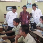 Kadispendik Jatim Saiful Rachman didampingi Kadispendik Gresik Mahin dan Kepsek SMKN 1 Gresik Arif Susanto saat sidak UNBK di SMKN 1. foto: SYUHUD/ BANGSAONLINE