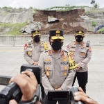 Kapolda Jatim saat mengecek langsung tol longsor di Pandaan. foto: MOCH ANDY FACHRUDIN/BANGSAONLINE