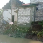 Kondisi bangunan bagian dapur milik warga Bulurejo, Benjeng yang ambrol tergerus luapan anak Kali Lamong. foto: ist.