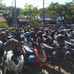 Salah satu kantong parkir di sekitar Gelora 10 November dipenuhi kendaraan peserta vaksin.