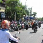 MASIH BAYAR: Suasana parkir di salah satu jalan di Lamongan. foto: BANGSAONLINE