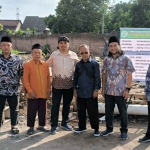 Anggota Komisi IX DPR RI dari NasDem, Nurhadi (tengah), dan anggota DPRD Kabupaten Kediri, Khusnul Arif (nomor 2 dari kanan) usai melakukan peletakan batu pertama di Yayasan Nurul Huda Almanshurin. Foto: Ist