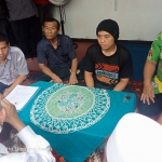 Mahfudjianto bersama para pengikutnya saat membaca syahadat dipandu MUI Kabupaten Pasuruan.