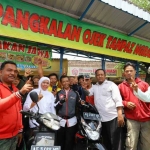 Khofifah Indar Parawansa saat menengok kondisi terminal Ngendingan, Ngawi. Ia berfoto bersama dengan para sopir dan ojek pangkalan terminal Ngendingan, Senin (26/3/2018). Foto: bangsaonline.com