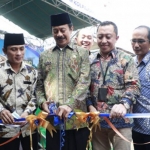 Wakil Bupati Pamekasan, RB Fattah Jasin, saat meresmikan elektronik retribusi pasar atau E-RPAS. 