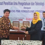 Rektor Unirow Supiana Dian Nurjhahyani, menyerahkan proposal bisnis kepada Kabid Kerjasama dan Bisnis Teknologi Puspiptek, Dadang Nugraha. foto: GUNAWAN/ BANGSAONLINE